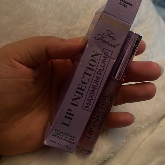 Too Faced Lip Injection Maximum Plump Blueberry Buzz - Picture 3 of 3